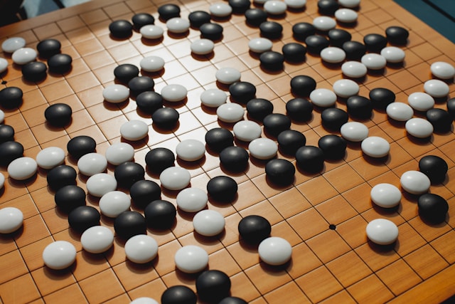 囲碁を打つ様子